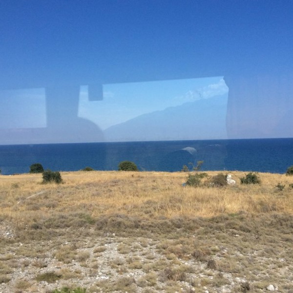 Parália szomszédságában a tengerparti rész közvetlenül a Leptokariát Katerinivel összekötő főút mellett.